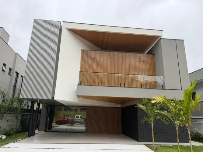 CASA DE ALTO PADRÃO EM CONDOMÍNIO FECHADO, 4 DORMITÓRIOS COM 4 SUÍTES
