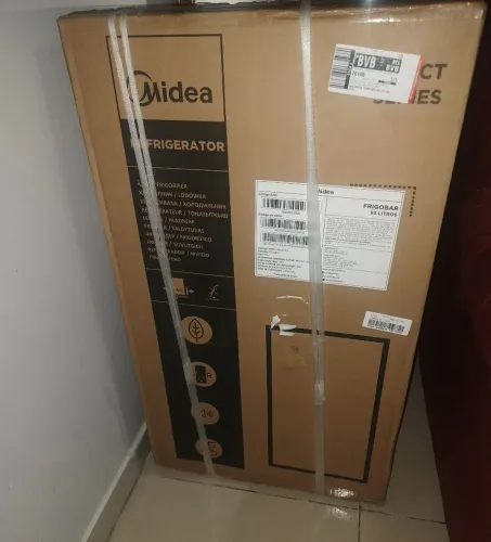 Frigobar preto de 93 litros de tecnologia inverter, econômico de energia Novo na caixa..
