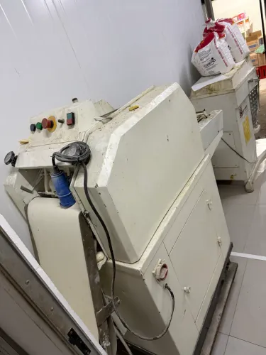 Modeladora de pão volumétrica