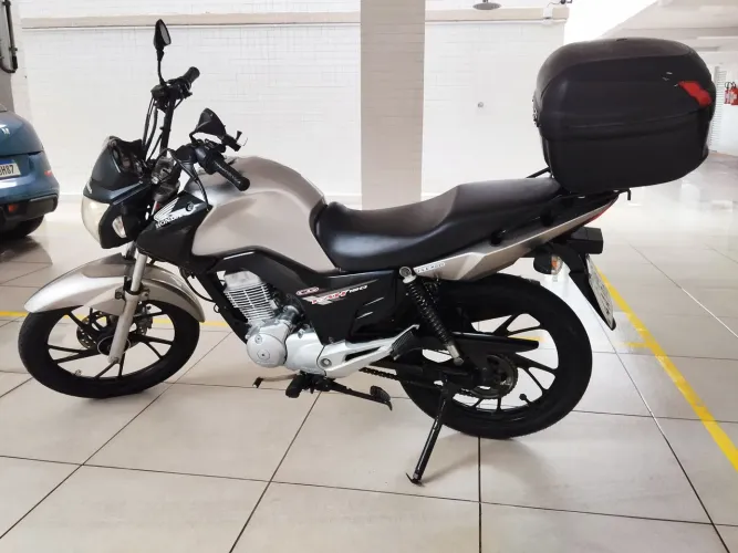 Moto com excelente estado de conservação, pronto para passeio ou trabalho