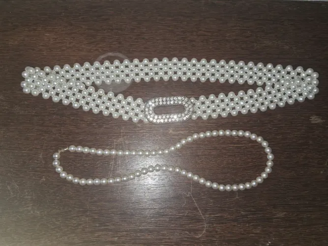Conjunto cinto e colar de pérolas