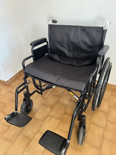 Cadeira de rodas reforçada 