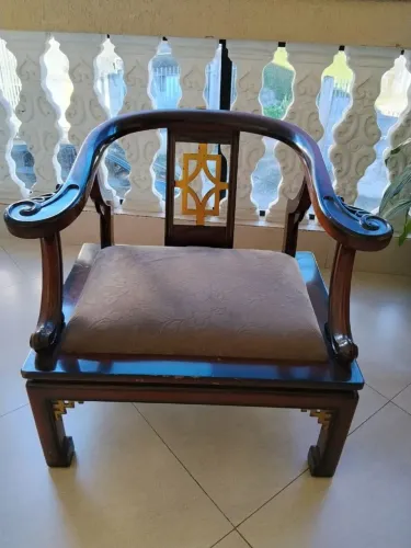 Par de poltronas clássicas em madeira maciça