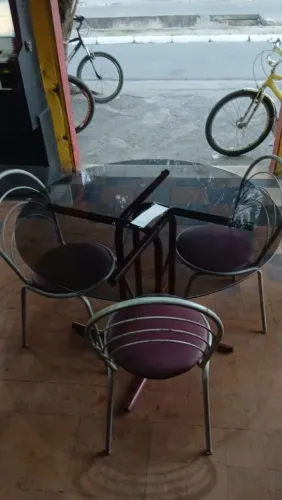 Mesa de vidro redonda + 3 cadeiras