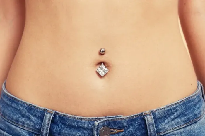 Piercing Curvado para Umbigo - Pedra Estilo Pirâmide