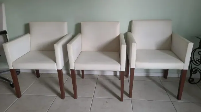 Kit 3 Cadeiras de Recepção/Consultório em Couro Sintético Off-White