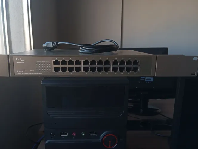 Switch Ethernet de 24 portas Multilaser RE124