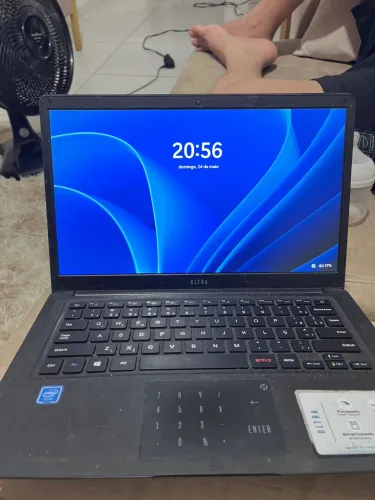 NOTEBOOK ULTRA COM MARCAS DE USO 
