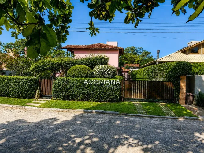 Casa comercial com 4 suítes no Porto da Lagoa excelente oportunidade para Pousa