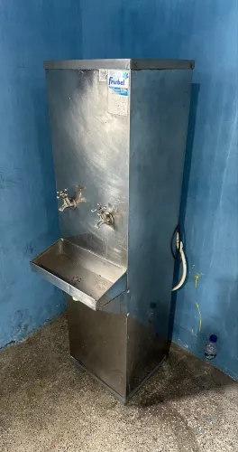 Bebedouro industrial em ótimo estado de conservação