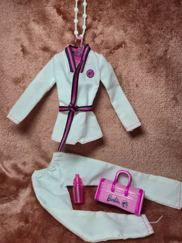 Conjunto de roupas Barbie Karatê