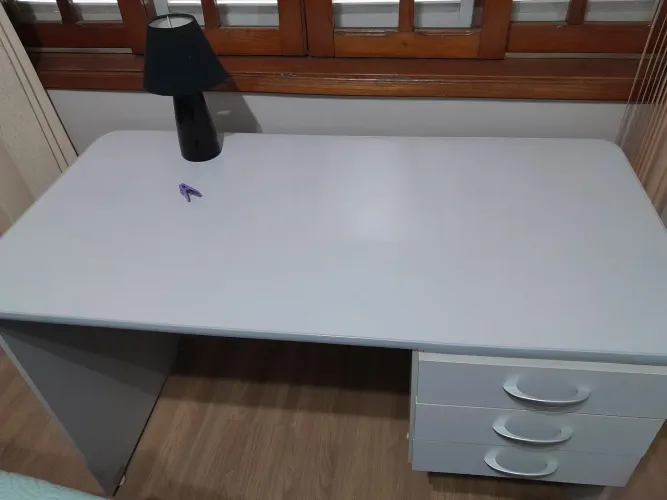 Vendo mesa para escritorio medindo medida 1,10 X 0,60 Tratar pelo fone * 
