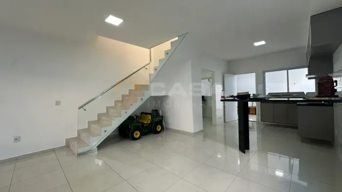 Casa Duplex de 3 Quartos com Suíte e Energia Solar em Planície da Serra