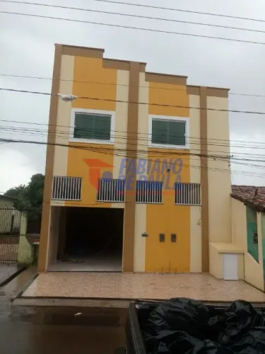 Vende-se excelente prédio residencial e comercial no bairro Santa Clara.
