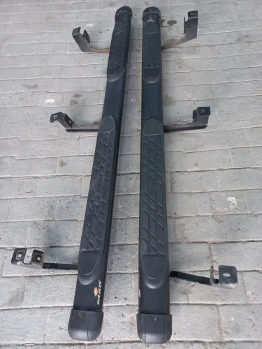 Par de estribos L200