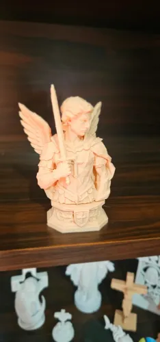 estatua arcanjo são Miguel moderna
