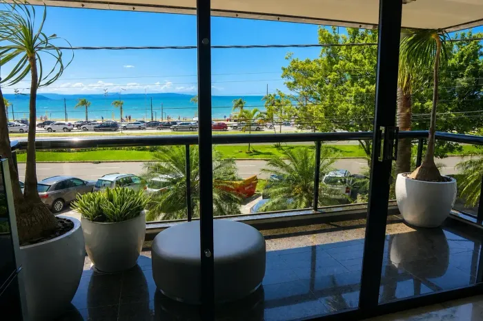 Apartamento para aluguel com 253 metros quadrados com 4 quartos