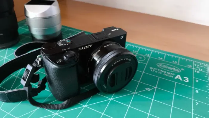 Câmera Sony A6000 com lente do kit + 2 lentes