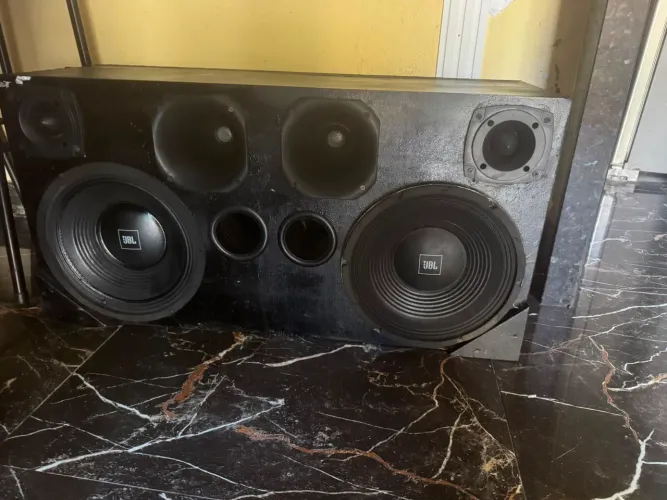 Caixa de som com alto falantes JBL no precinho