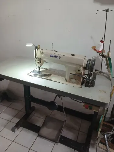 Vendo máquina de costura reta industrial funciona perfeitamente com iluminação 