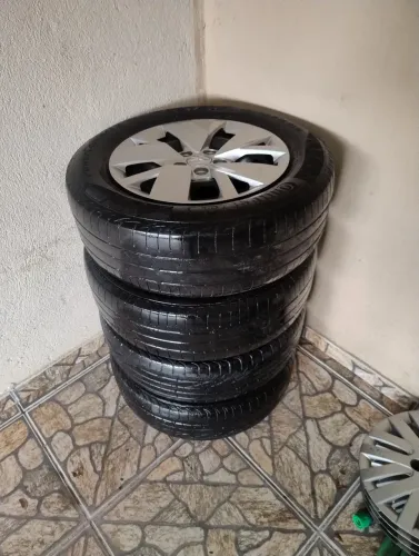 Pneus com rodas e calotas originais medidas 195/65 R15,