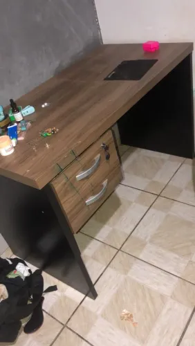 Vende se uma mesa de computador 