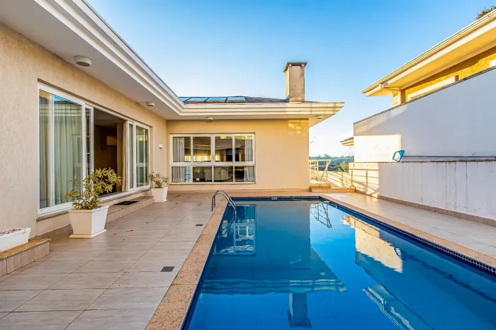 Casa em Condomínio com Piscina Aquecida e 4 Suítes para alugar.