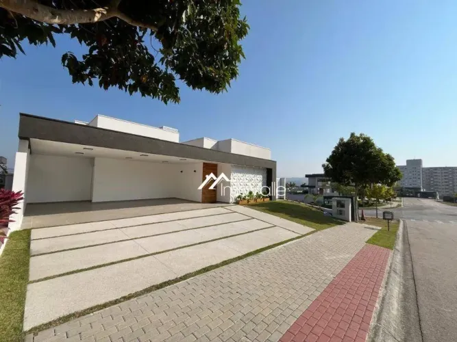 Casa térrea com vista para o pôr do sol das montanhas condomínio Monâco