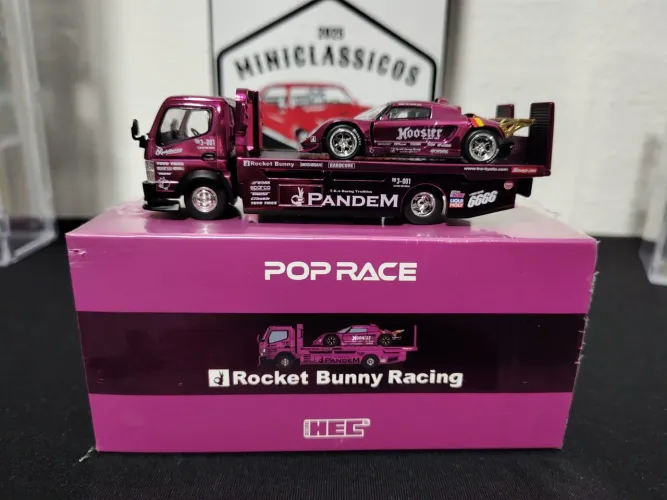 Pop Race 1:64 Pandem Lotus Elise & Fuso Truck (Exclusivo HEC 2026)<br>*R$ 769,00*