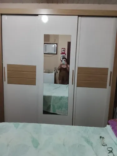 Vendo um guarda roupa perfeito nada quebrado ele é três portas não faço entrega e nem a de