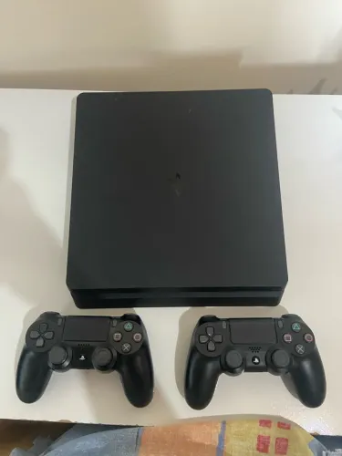 PlayStation 4 Slim 1 TB + 2 controles com uma capa de silicone e 1 jogo mídia física
