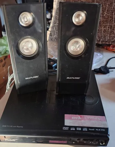 Conjunto de DVD e um par de caixa de som