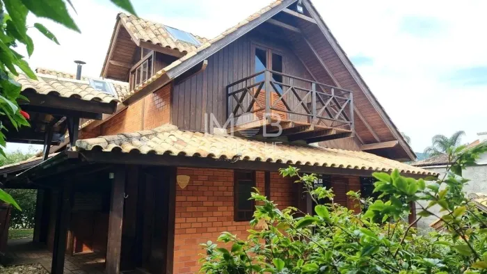 Casa a 50m da trilha para a Praia da Joaquina à venda no Rio Tavares, Florianópolis/SC
