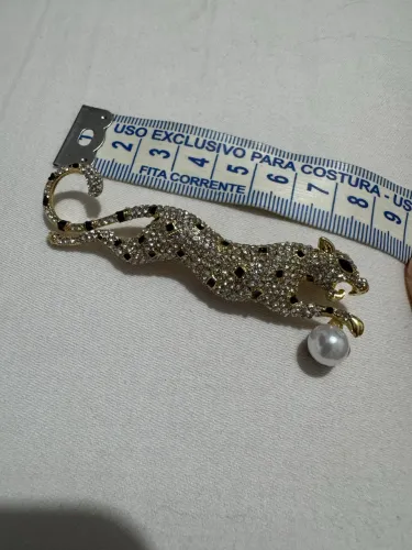 Broche leopardo Pantera dourada estilo bulgari com pedras brancas e pretas brilhantes 