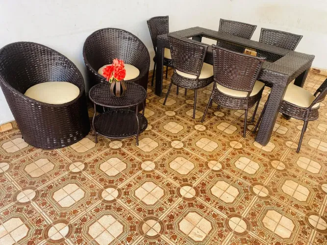 Jogo de mesa e poltronas