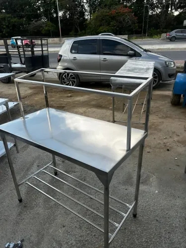 Mesa de inox com suporte pra condimentos 