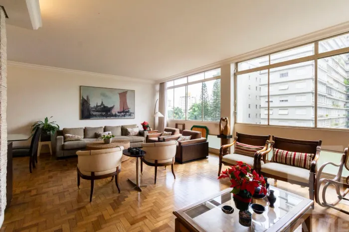 Apartamento amplo com janelões conm 3 dormitórios sendo 2 suítes e 2 vagas em Higienópolis