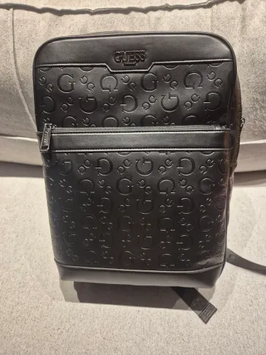 Mochila Guess para notebook.