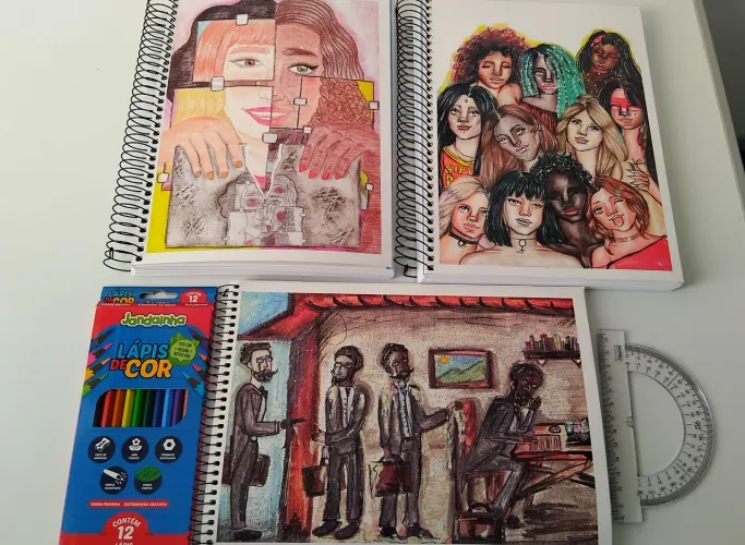 2 Cadernos Universitário 200 Folhas/ 1 Caderno Desenho/ 1 Caixa de Lápis de Cor 12 Cores