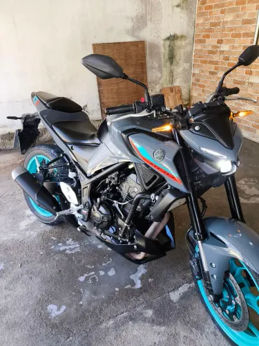 Vende se MT-03 cinza com roda azul 