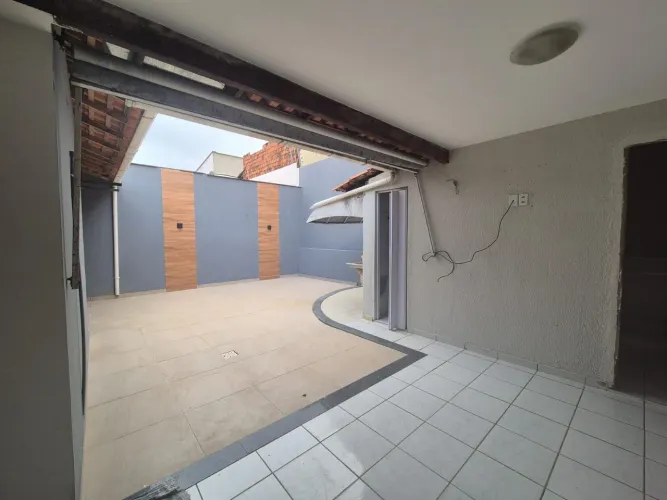 Alugo Casa em Condomínio