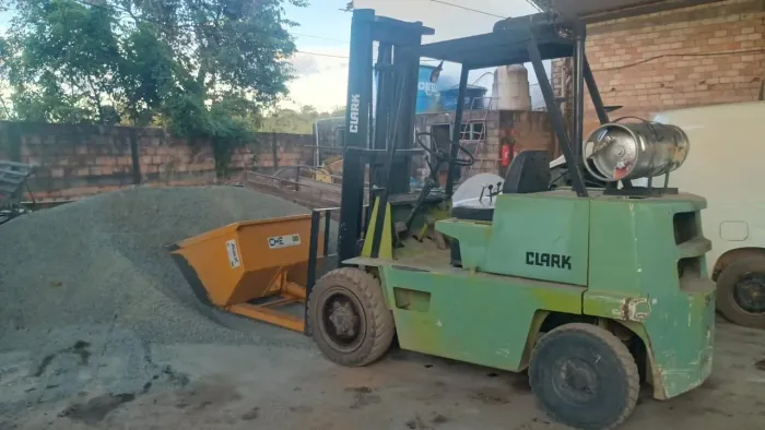 Empilhadeira Clark 2500