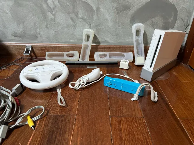 NINTENDO WII - Console, volante, capinhas, carregador, games etc