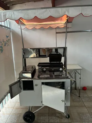 Barraca de hot dog com geladeira e todos os acessórios