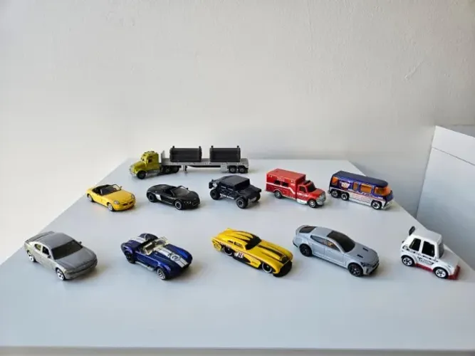 Coleção de carros Hotwheels e Matchbox