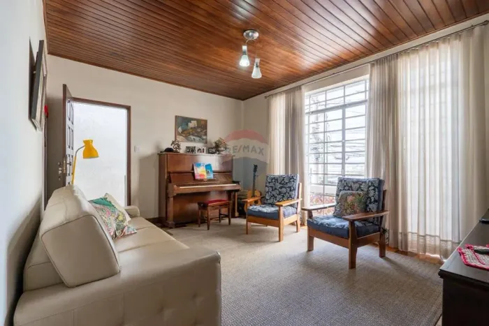 Casa à venda na Rua Heitor Penteado com 132m² 4 Quartos 1 Suíte na Edícula Potencial Comer