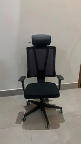Cadeira Ergonômica Executiva com Apoio de Cabeça e Braços Ajustáveis PLAXMETAL