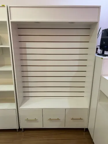 Painel canaletado com iluminação 