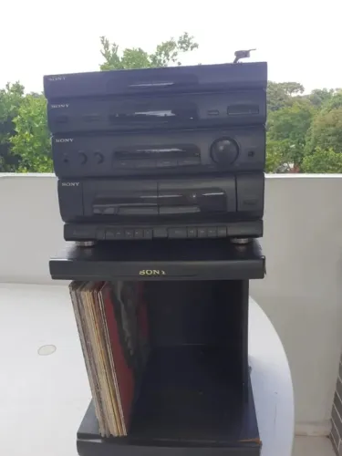 Conjunto Sony LB 36 W R$ 500,00 Conjunto Sony LB 36 W Sistema formado por toca-discos de