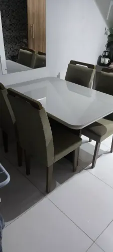Mesa moderna com 4 cadeiras